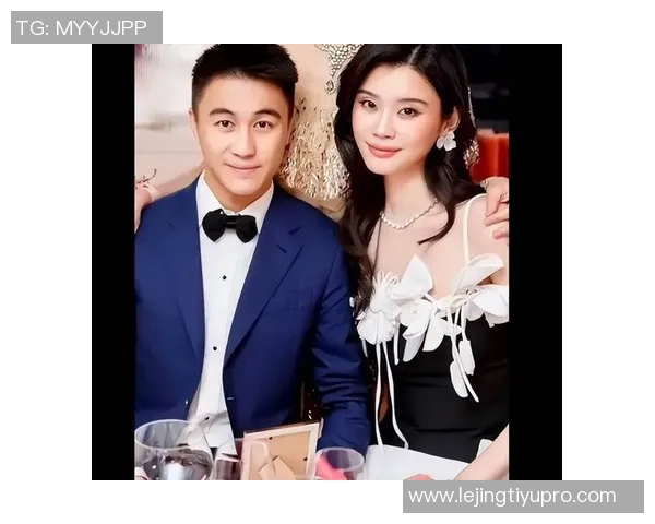 嫂子颜值爆表何猷君携妻儿共庆揭幕战与孩子生日欢乐时光 嫂子颜值爆表何猷君携妻儿共庆揭幕战与孩子生日欢乐时光